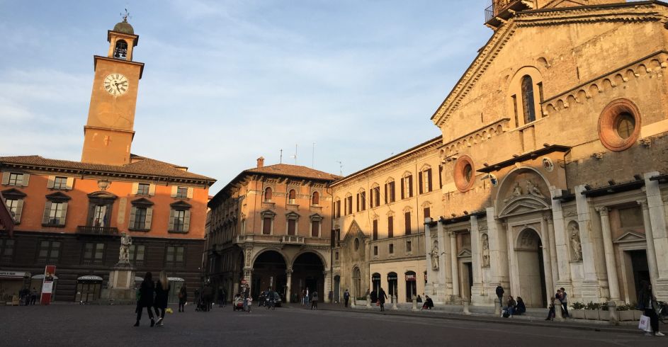 Een plein in Reggio Emilia, Italië, met typische architectuur, locatie van een studiereis.