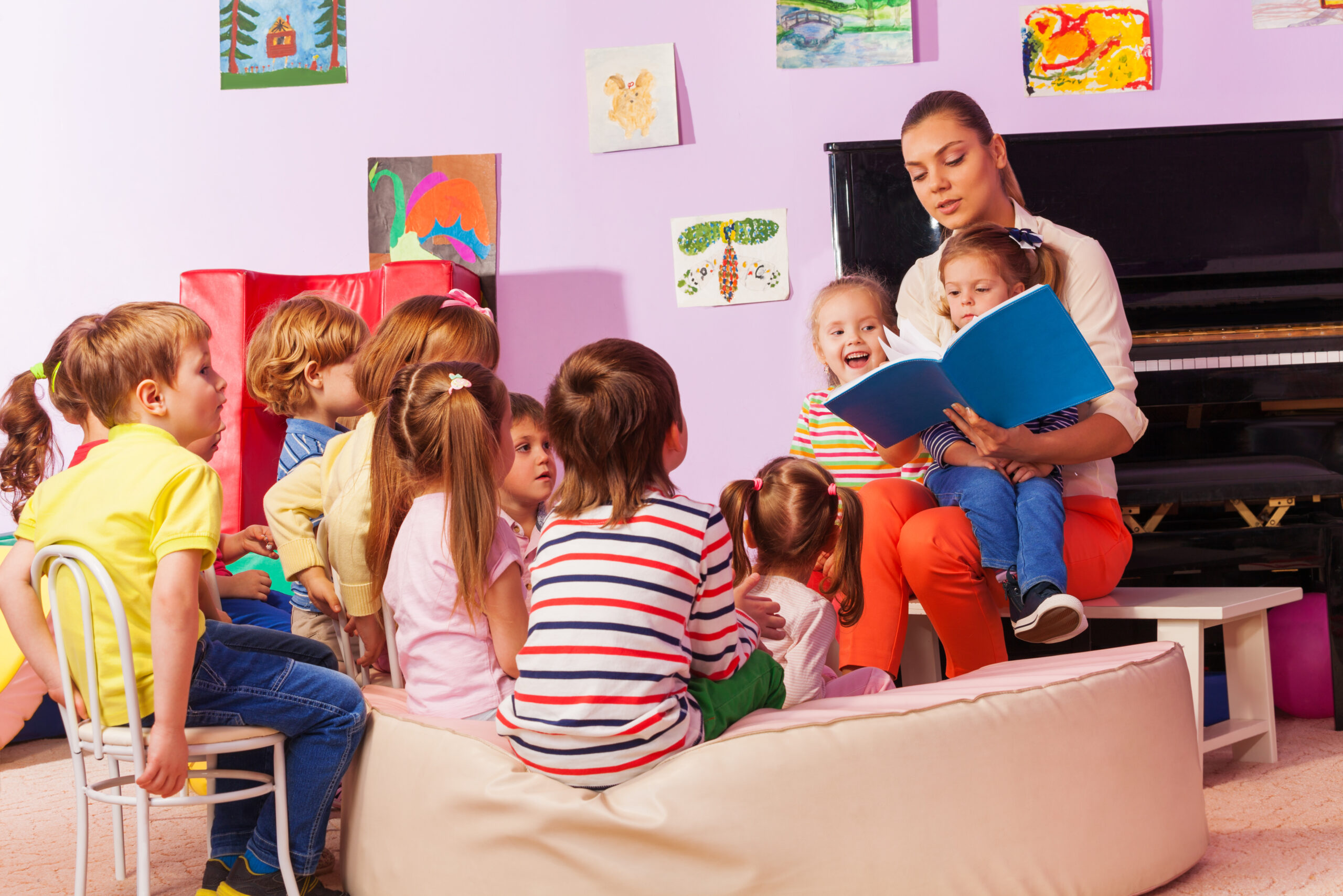 Juf leest voor aan een klas