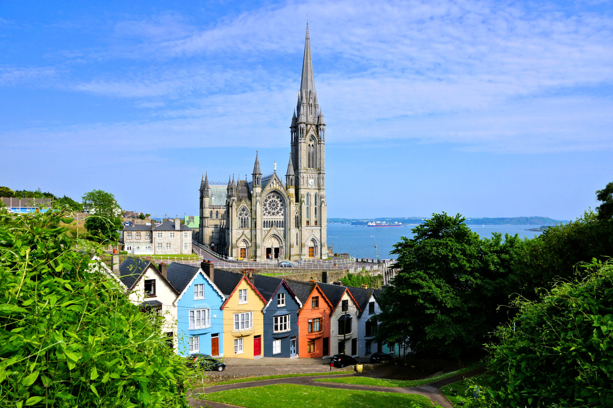 Uitzicht op de kathedraal en kleurrijke huizen in Cobh, Ierland, mooie locatie voor studiereizen.