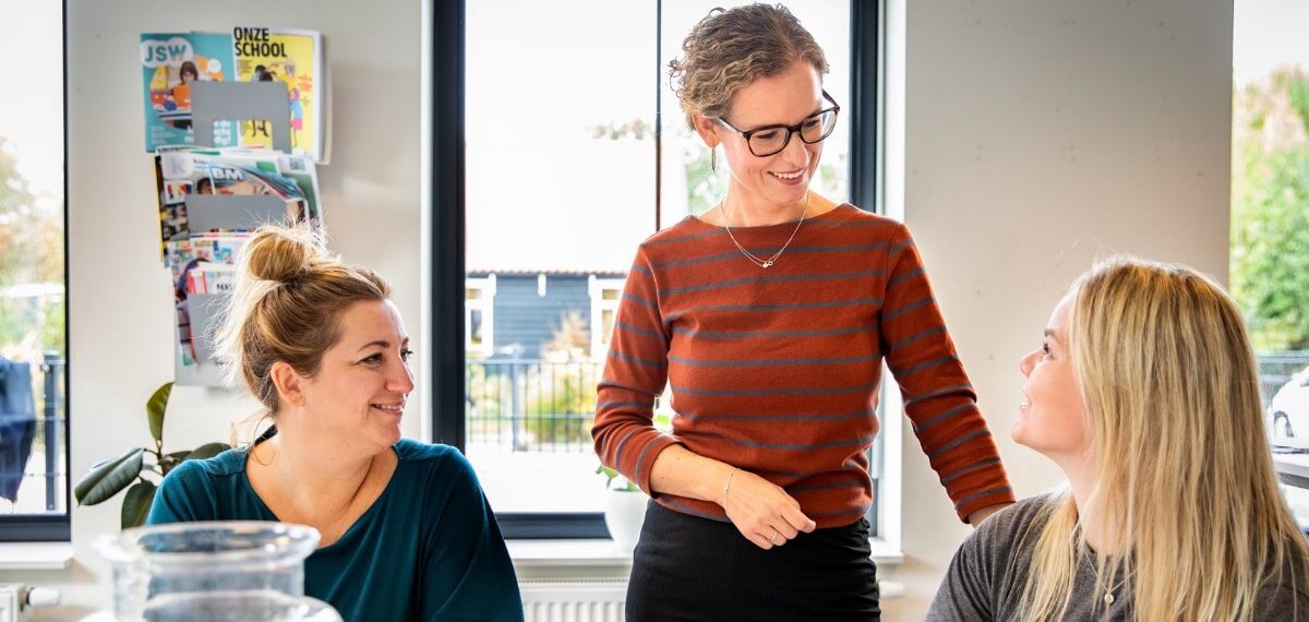 Onderwijsadviseur bespreekt de begeleiding van de implementatie van een nieuwe methode met docenten, onderdeel van het onderwijsadvies